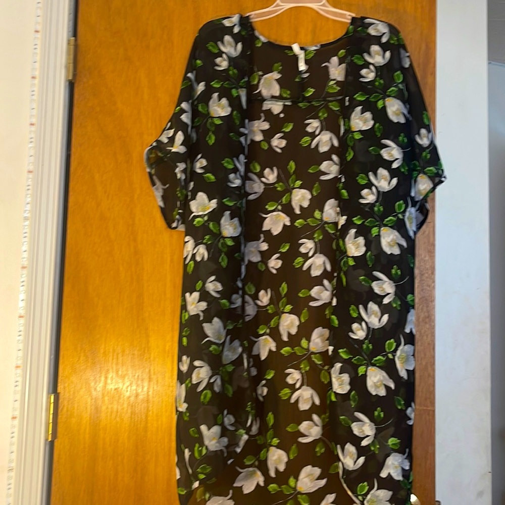 This is perfect for Spring! It is in good condition and lightly warn.
